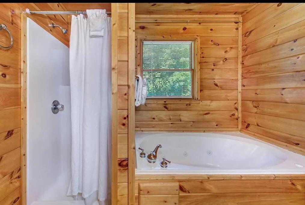 Smokey Mountain Retreat, Hot Tub, Game Room, Sleeps 8! Gatlinburg Exterior foto